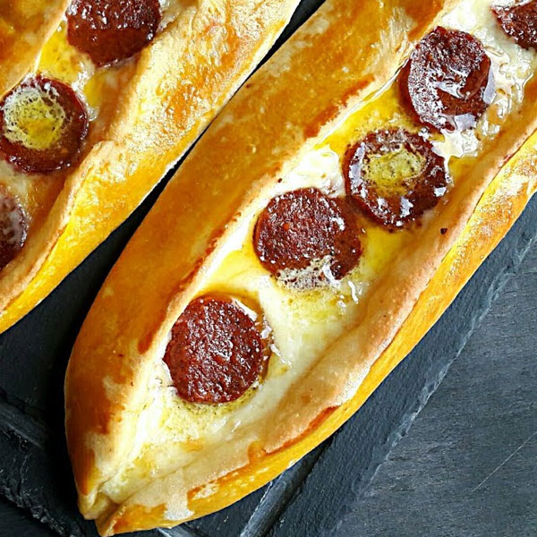 Kaşarlı Sucuklu Pide